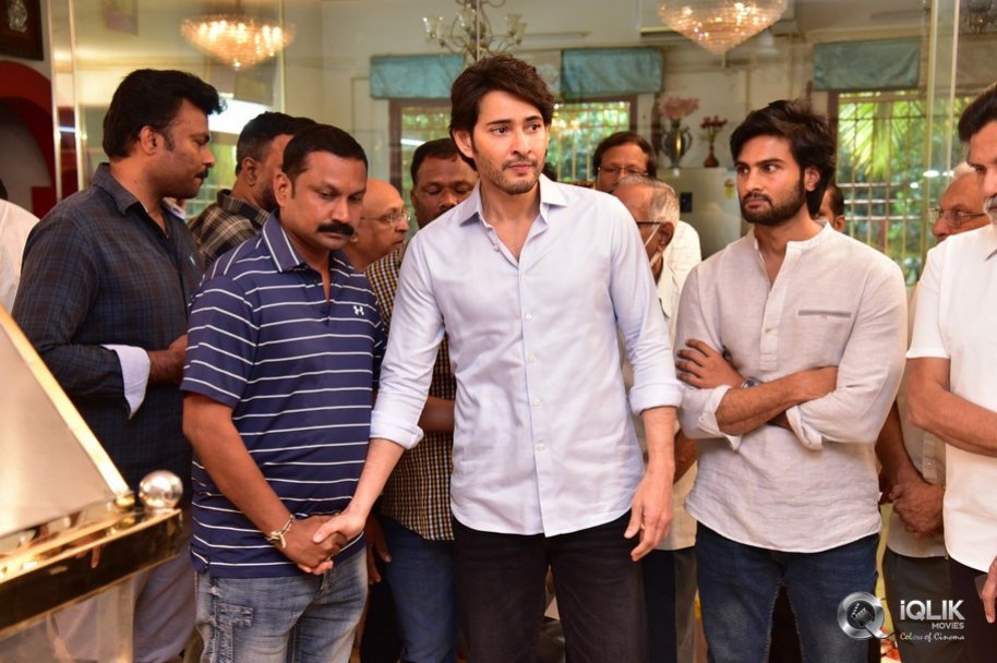 Celebrities-pay-homage-to-superstar-Krishna